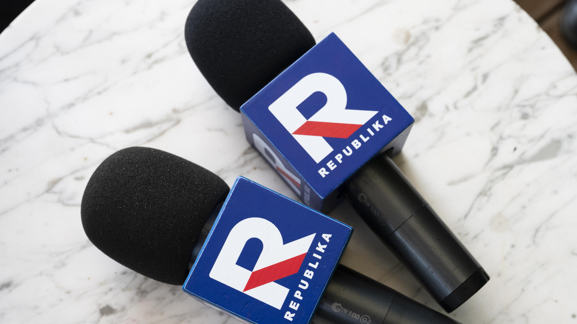 tv republika, mikrofon, logo
